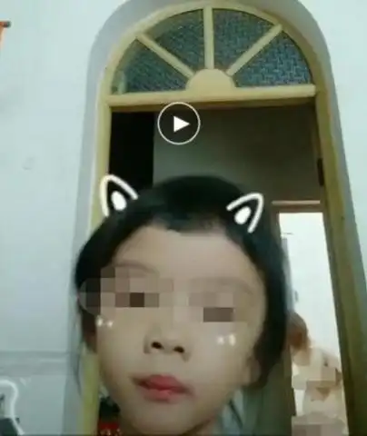 "迪卡侬潮门"瞬间走火,后面的大叔全神贯注,网友:手放哪了?