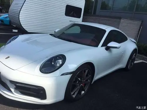 白色的保时捷porsche911炯炯有神的车灯内饰更豪华