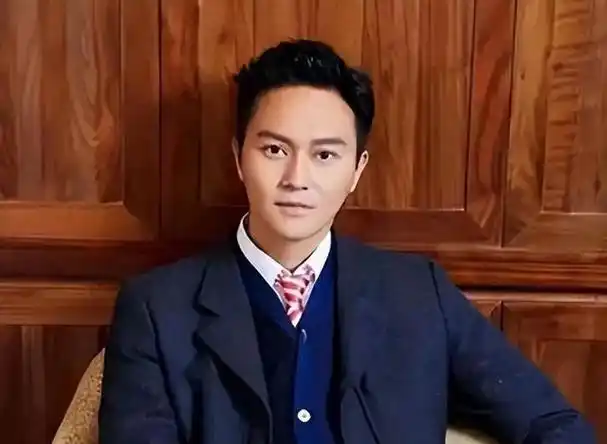 张智霖对比44岁霍启刚,才终于明白,孩子的爱国教育有多重要