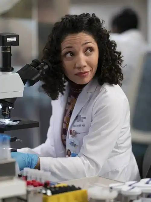 良医第三季卡莉·莱瓦carlylever