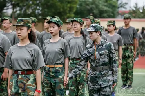 组图:军训中的女教官