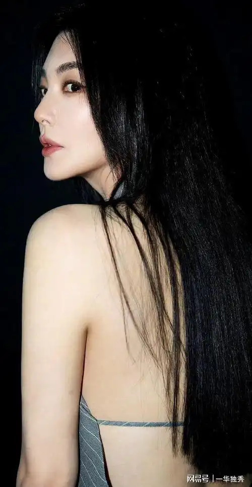 "御姐"张雨绮,大冬天"逆风"送清凉,宽阔美肩能担山