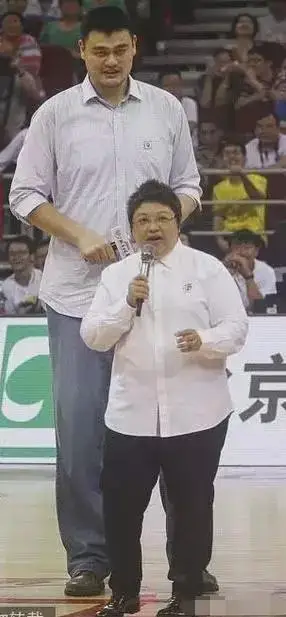 姚明与13个明星合影照片,最后一张笑喷你!|黄晓明|曾志伟|成龙|韩红_