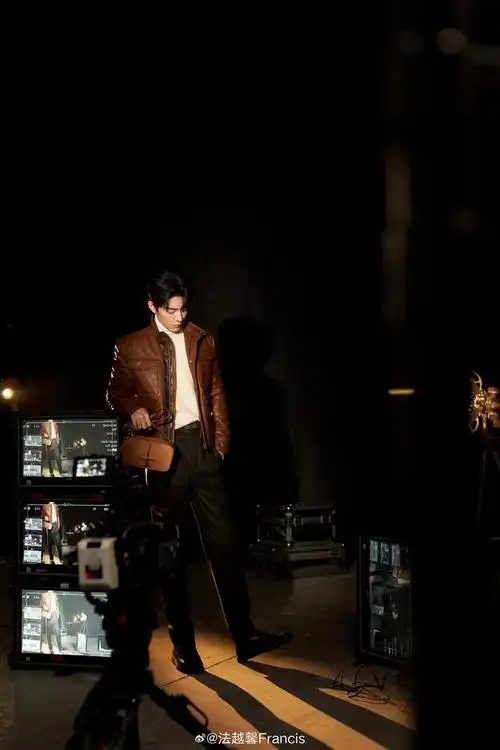 法越馨晒拍的肖战棕色皮衣白色高领氛围感十足好有质感