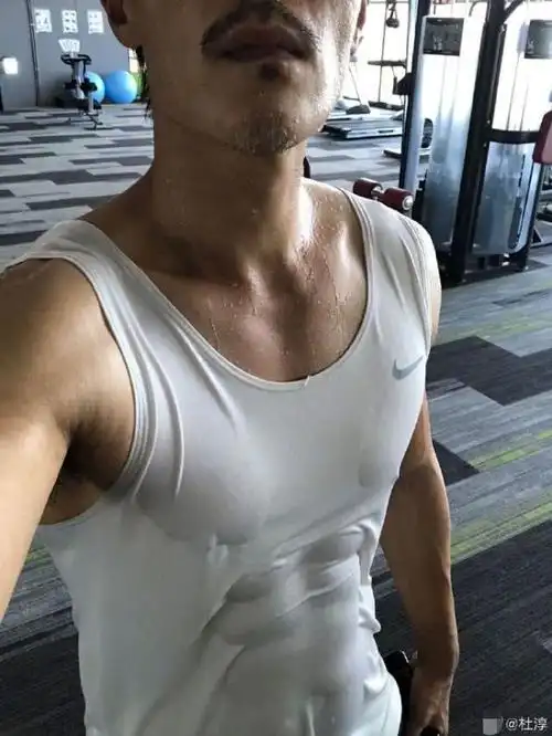 杜淳晒健身照衣服完全湿透腹肌依稀可见胡子拉碴亮点十足
