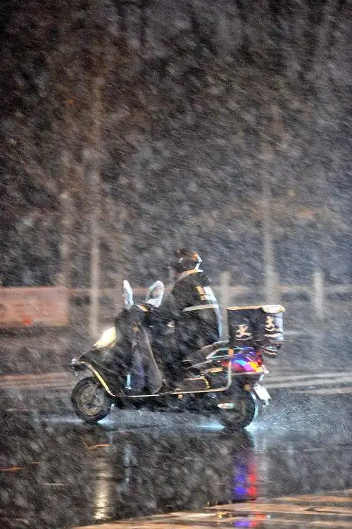 【图集】风雨中的外卖骑手 - 外卖骑手搞笑图片 - 实验室设备网
