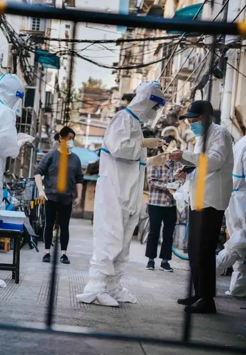 疫路同行上海疫情下的100张照片