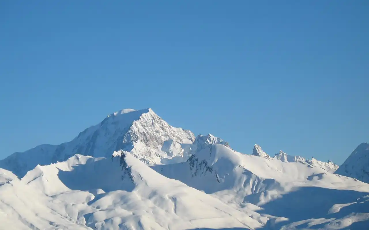 壮观巍峨的阿尔卑斯雪山风景桌面壁纸
