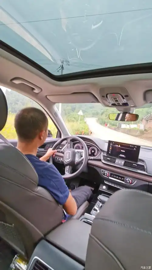 试乘一下坐后排跟驾驶位还是不一样的,给这位老哥来张照片.