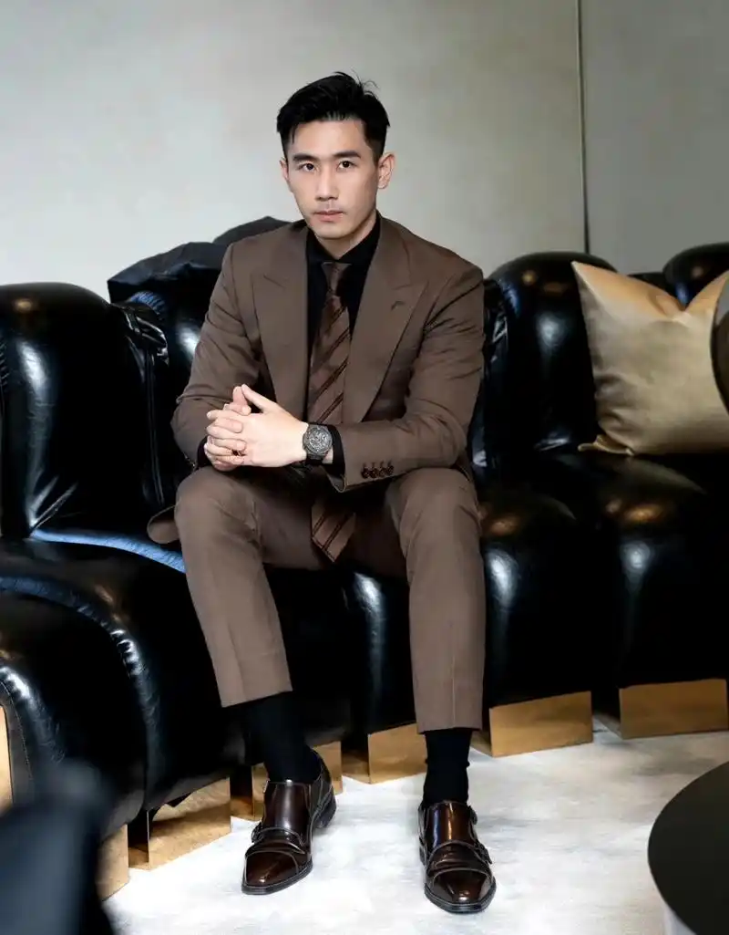 正装 皮鞋的帅哥,有一种瑟瑟的气质.