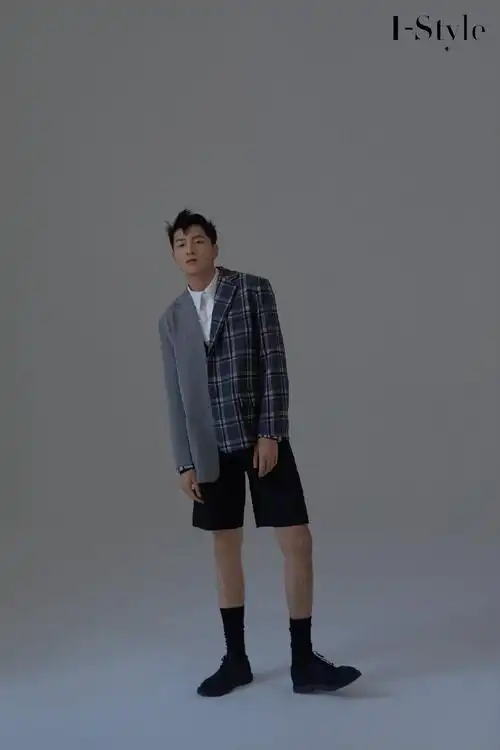 金泽格纹拼接西装帅气写真图片