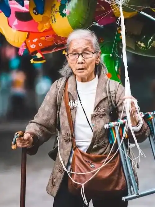 88岁老人上街卖气球解决自己的生活和看病