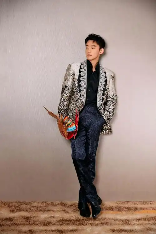 郑恺超话#郑恺0417生日快乐#  他是《繁花》中财大气粗的魏总,是