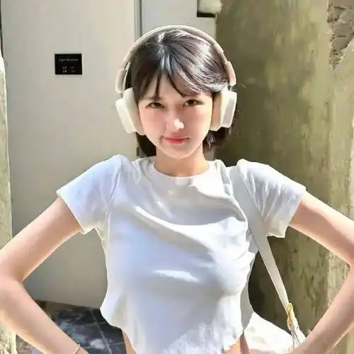 短发系可爱女生头像