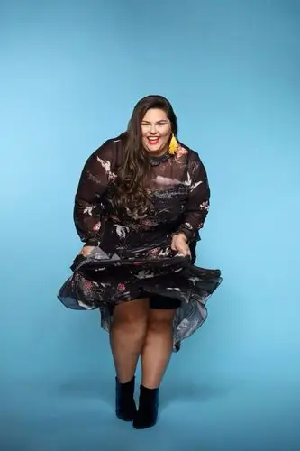 胖女子被嘲笑永远找不到男友,如今则因肥胖身材成时尚模特