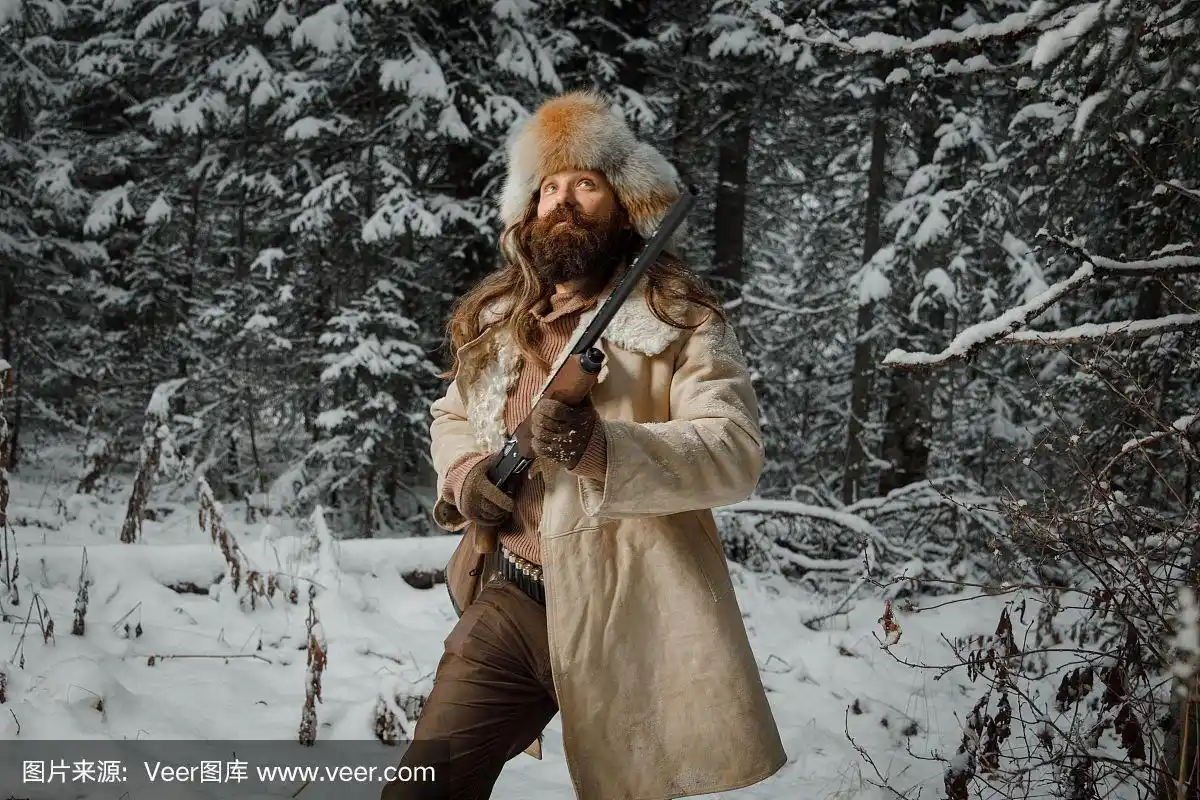 猎人在冬天穿着温暖的复古衣服,带着枪在冬天的森林里