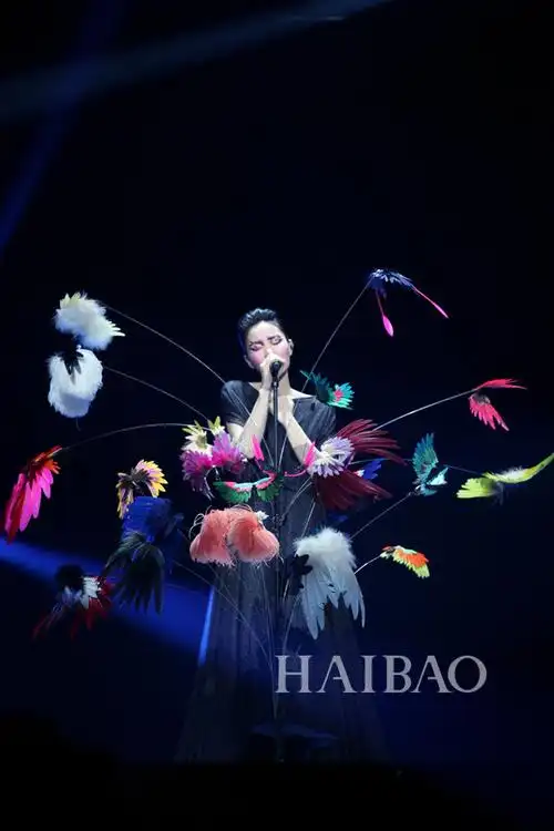 王菲历年演唱会经典造型回顾:为什么说她引领着几十年的舞台潮流