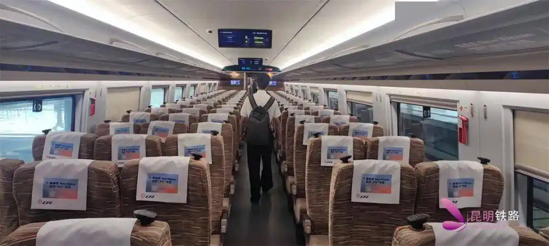 方便旅客手机充电座椅靠背增加usb充电口二等座座位把手增设座位号改