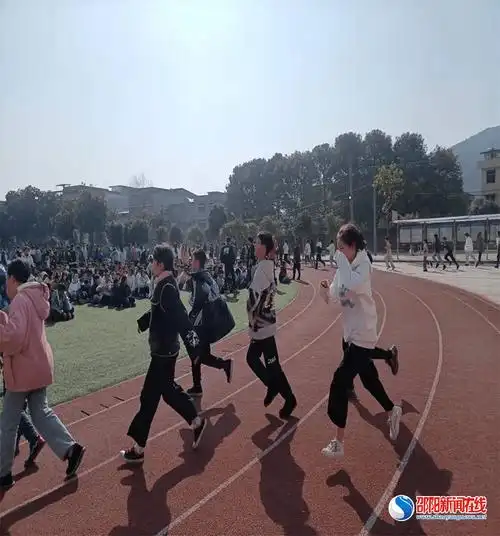 隆回县六都寨镇中学开展消防应急疏散演练活动_师生_自救_地带