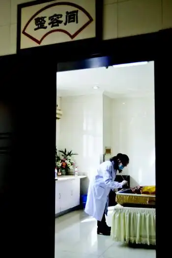 王博在给逝者化妆.