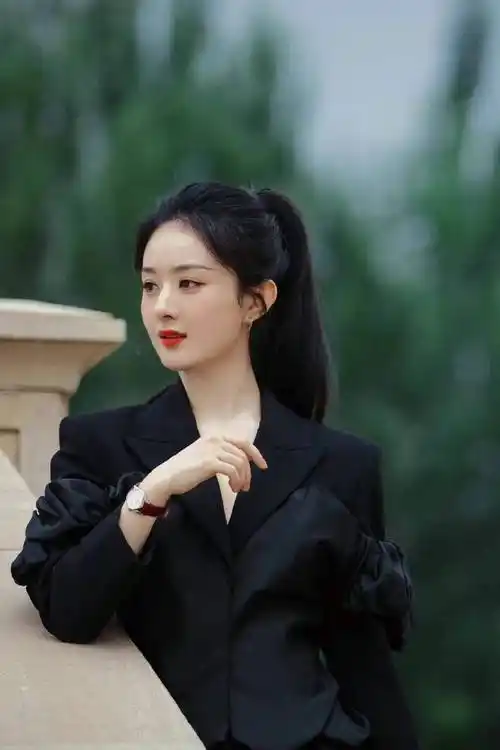 赵丽颖新造型曝光,黑长直又美又飒,脸也变小了,身材也变苗条了_时尚