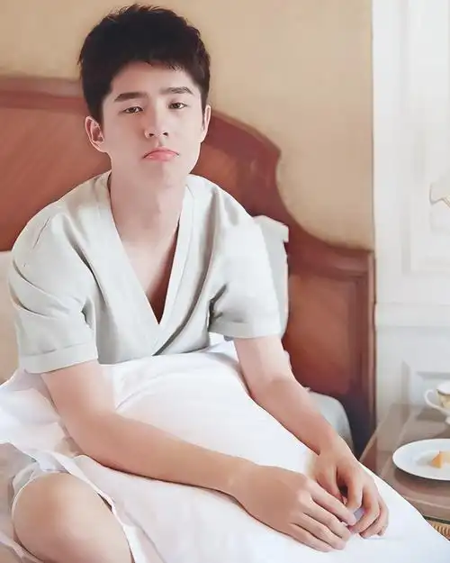 小鲜肉刘昊然大胆挑战半裸拍摄艺术照,这也是我配看的吗? - 哔哩哔哩