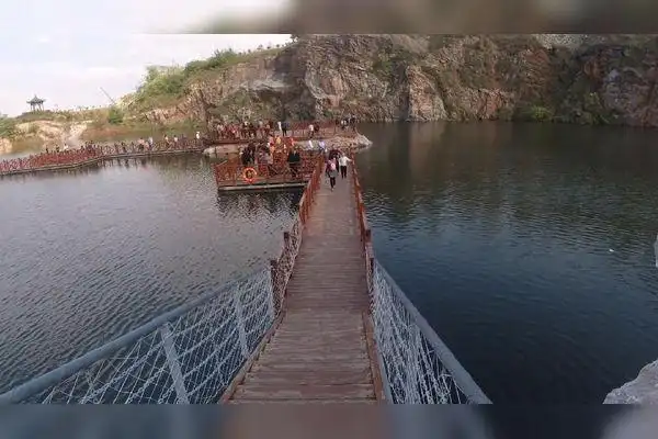 建在山谷深处,水上观景平台,水里还有天鹅