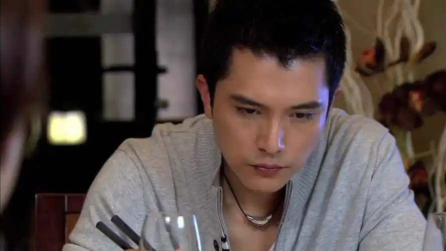 桌面壁纸 明星图片 > 正文  本文 邱泽帅气图片_超酷超拽的男明星由