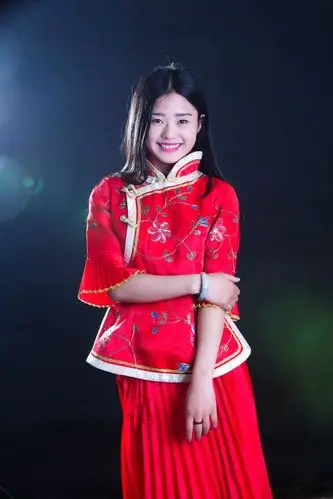 秀发飘飘靓丽红衣少女-尤其她甜美的笑容很美!