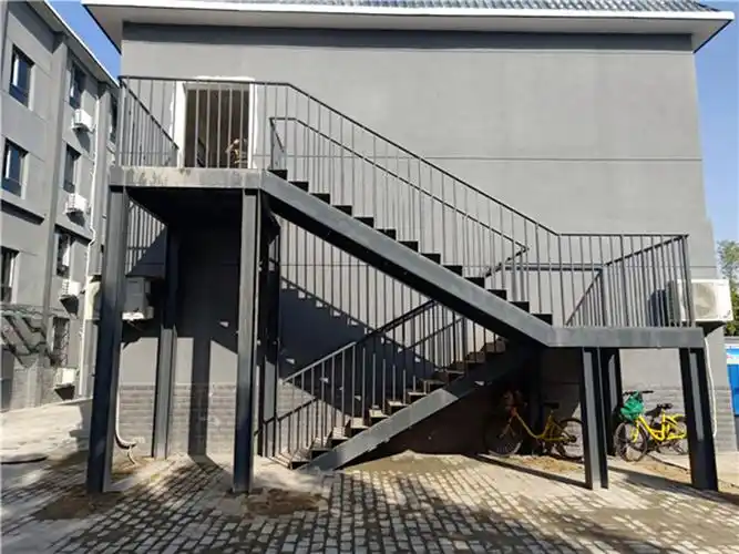 户外消防钢楼梯安装完成