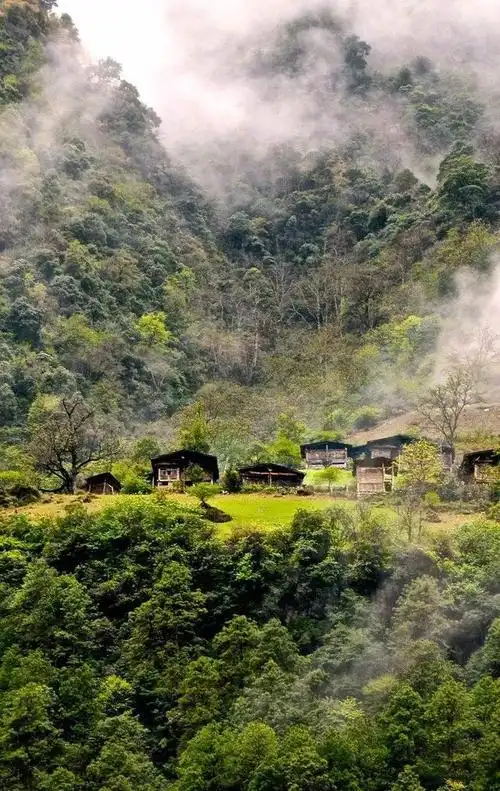 云南怒江大峡谷深处的雾里村,茶马古道上的隐居人家