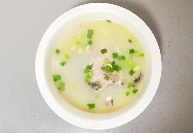 【月子食谱】下奶鲫鱼汤,汤汁浓郁,奶白色有技巧～的做法