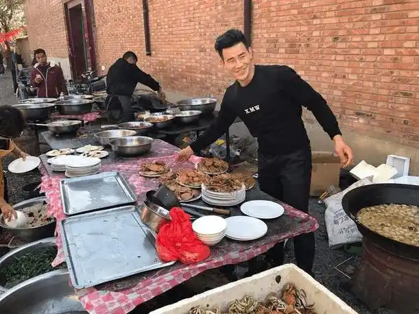 回顾"嘎子哥"谢孟伟结婚照:网友表示真接地气_流水席_老家_儿子