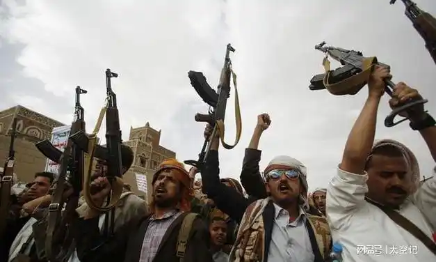 导弹砸向以色列之际,也门上万人准备越境沙特参战,打响第一枪|战争