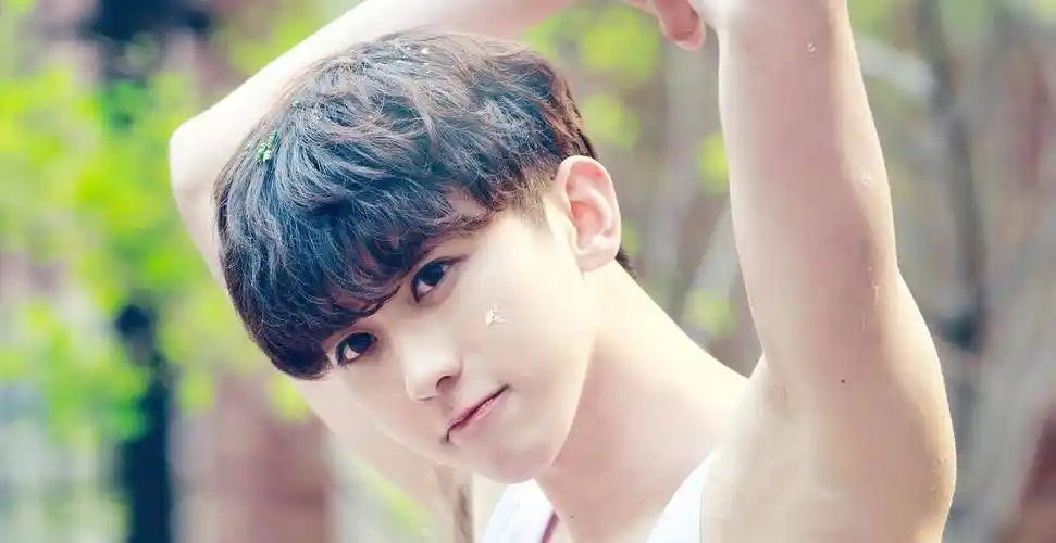 蔡徐坤彻底放飞自我,机场穿短裙现身,其粉丝连忙解释称那是短裤