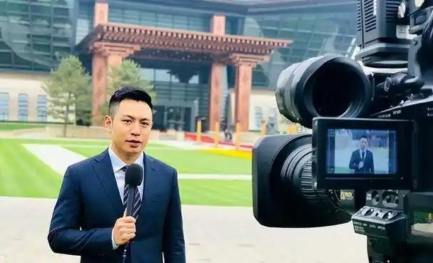 也稳步发展着,《朝闻天下》,《环球视线》,不同的节目,都是对何岩柯的