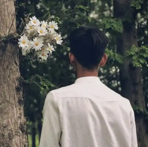 少年与捧花| 男生头像ins伤感孤独背影