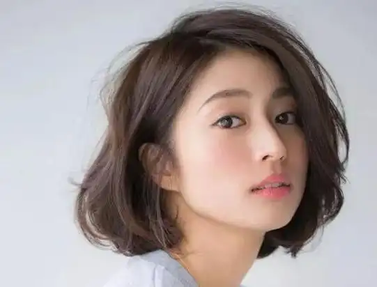 日系短发卷发发型图片