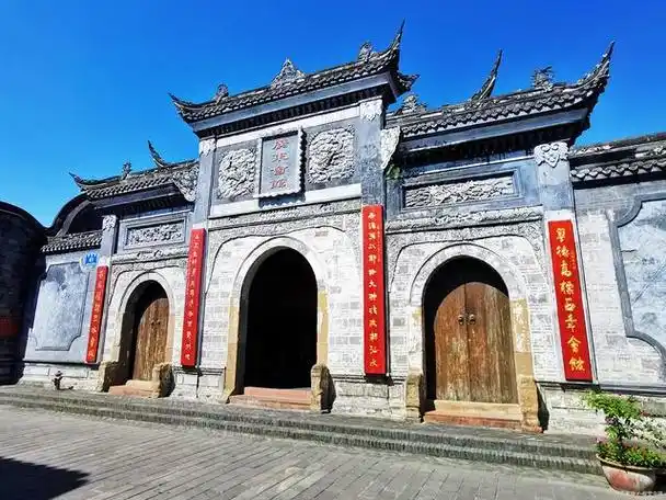 崇州元通古镇,位于中国四川省成都市郊,是一座充满历史沧桑的古老小镇