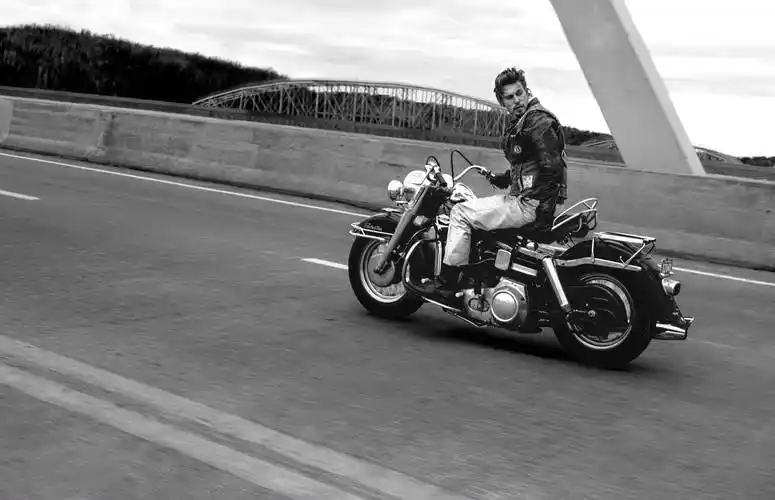 《摩托骑士》曝正式预告 汤姆-哈迪,奥斯汀-巴特勒主演_朱迪·科默