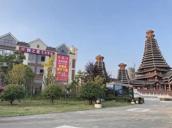 写美篇 旗舰校坐落在新晃最美的钟鼓楼广场,总面积750平方米,室内装修