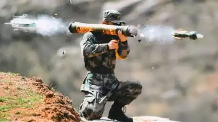 火箭筒发射时看着都烫极了,把它架在肩上使用的士兵会被灼伤吗?