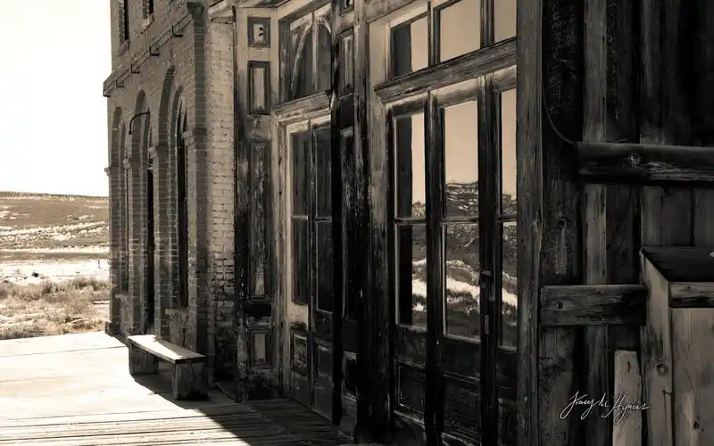 鬼镇黑白风景高清桌面壁纸