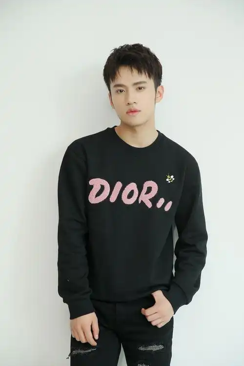 《拜见宫主大人2》热播 卫然运动休闲装清爽明朗