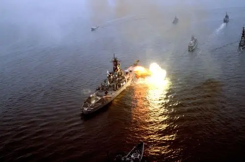 "依阿华"号战列舰(uss iowa bb-61)主炮向右舷齐射开火瞬间.