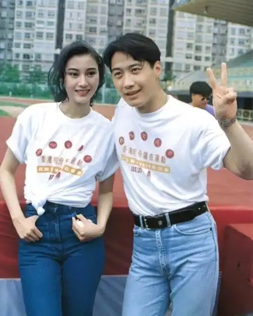 这是李嘉欣与黎明年轻时的一张合照,拍摄于上世纪九十年代,照片中两人