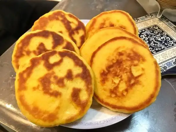 胤华做的玉米面贴饼子
