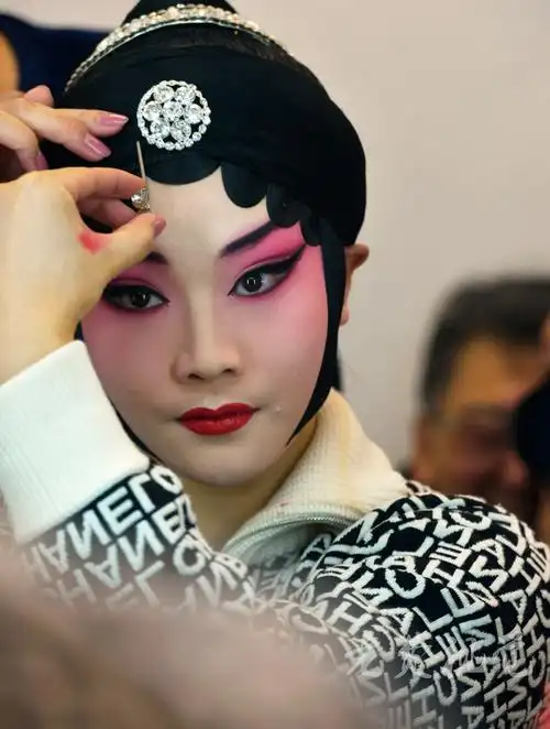 北京青年京剧团陈张霞,包飞扮戏