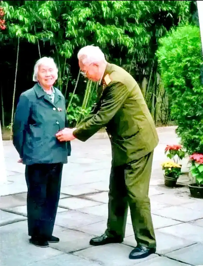 张震将军散步时为妻子扣扣子的照片令人动容