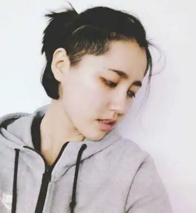 女生铲青马尾发型如何打理